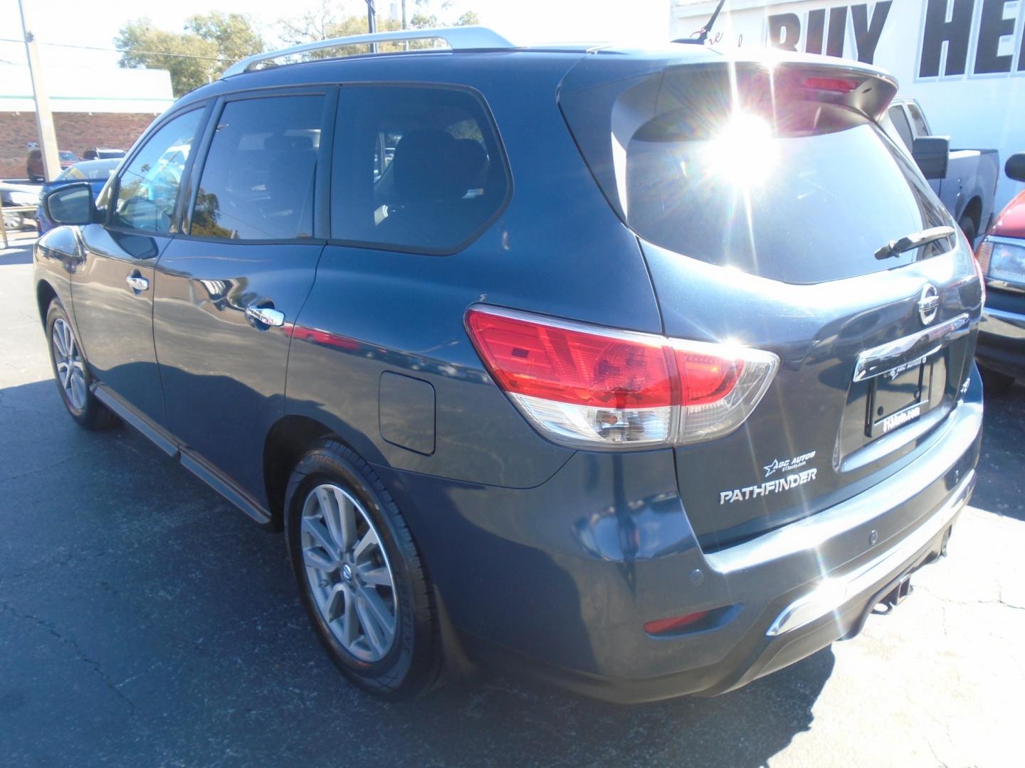 2014 BLUE /Grey Nissan Pathfinder S 2WD (5N1AR2MN8EC) with an 3.5L V6 DOHC 24V engine, Continuously Variable Transmission transmission, located at 6112 N Florida Avenue, Tampa, FL, 33604, (888) 521-5131, 27.954929, -82.459534 - Photo#5